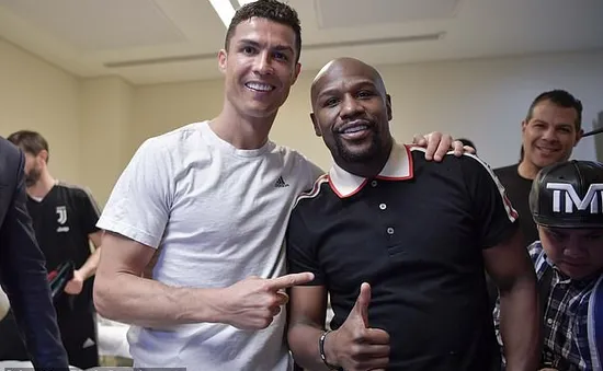 Tay đấm Mayweather vào phòng thay đồ cùng Ronaldo và sao Juventus nâng cúp