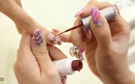 Đây là 3 mẫu nail tuyệt đẹp cho chị em diện Tết