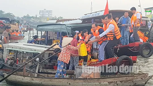 Tặng quà Tết cho 350 tiểu thương chợ nổi Cái Răng