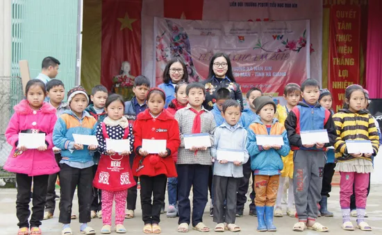 Đoàn Thanh niên Đài THVN mang Tết yêu thương tới trẻ em nghèo tỉnh Hà Giang