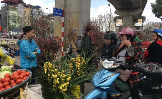 Ngày giáp Tết, mọi góc phố Hà Nội đều biến thành chợ hoa