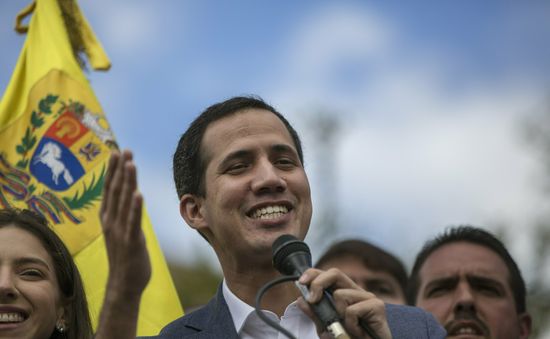 Venezuela cấm xuất cảnh với ông Juan Guaido