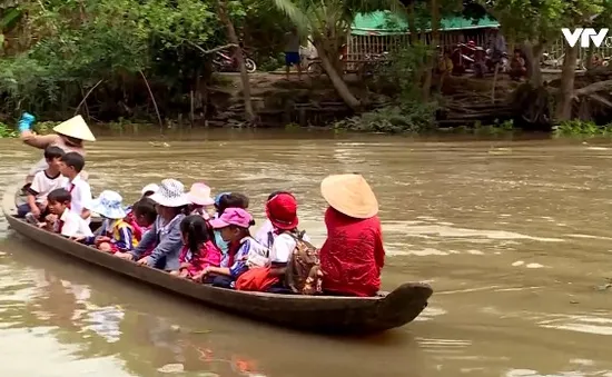 Vĩnh Long: Tính mạng của học sinh chòng chành trên chiếc xuồng cũ vượt sông