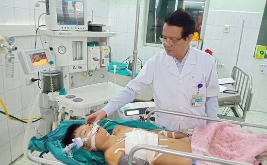 Ngã trên đường đi học về, bé trai bị đứt động mạch phổi