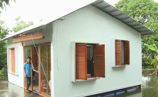 Nhà nổi chống ngập ở miền Tây