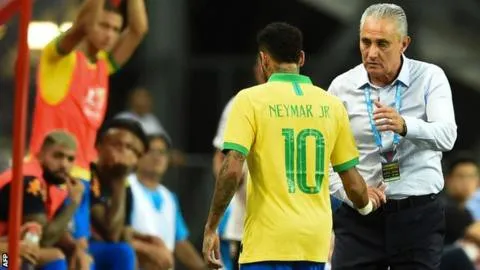 HLV ĐT Brazil phân bua chuyện dùng Neymar dẫn tới chấn thương