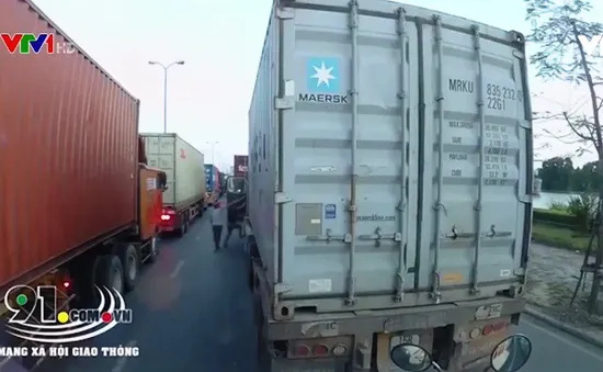 Clip: Mâu thuẫn cá nhân, tài xế container đánh đồng nghiệp trên đường