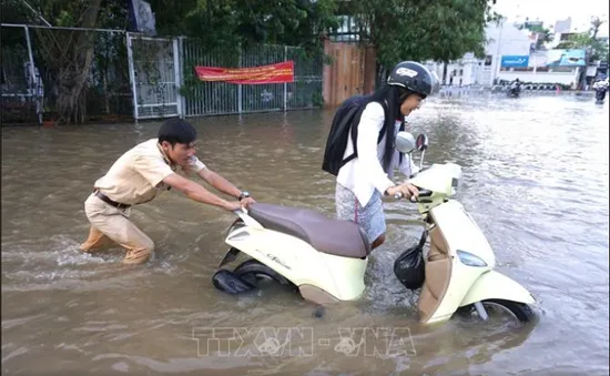 Triều cường vượt báo động 3, người dân TP.HCM lưu thông khó khăn