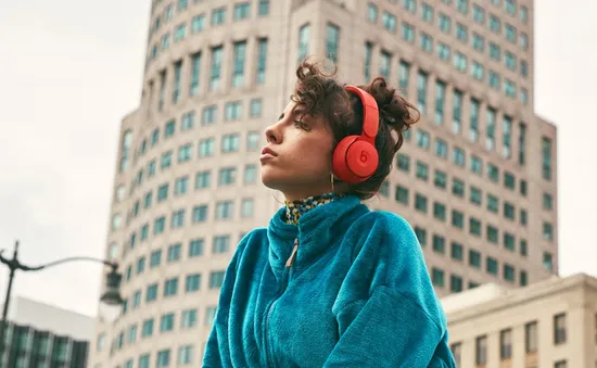 Apple ra mắt tai nghe không dây chống ồn Beats Solo Pro, giá 300 USD