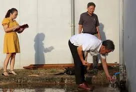 Tiếp tục lấy 4 mẫu nước từ Nhà máy nước sạch sông Đà để xét nghiệm