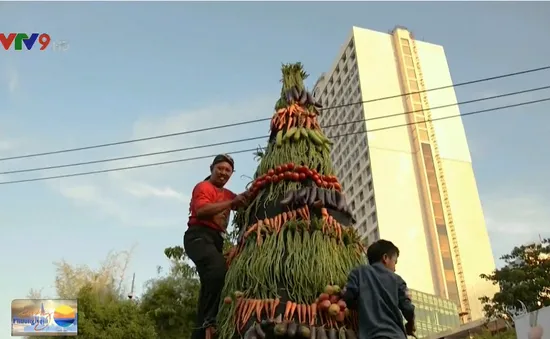 Ăn mừng Tổng thống Joko Widodo tái đắc cử, người dân Indonesia dựng tháp thực phẩm 7m