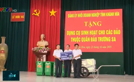 Trao dụng cụ sinh hoạt hỗ trợ cho các đảo ở Trường Sa