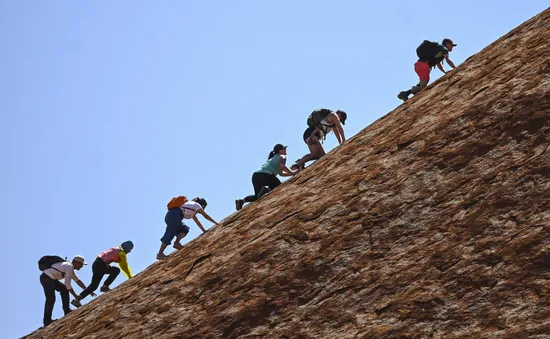 Khách du lịch đổ xô đến núi thiêng Uluru trước lệnh đóng cửa