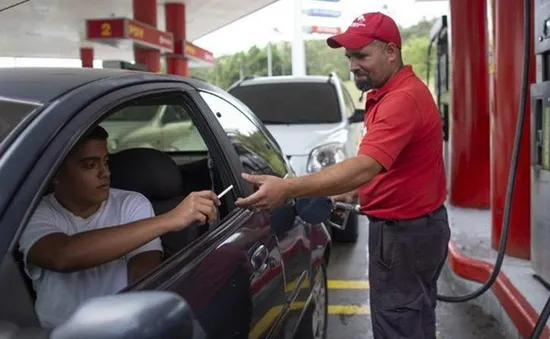 Tiền mất giá, người dân Venezuela dùng kẹo, thuốc lá... để mua xăng