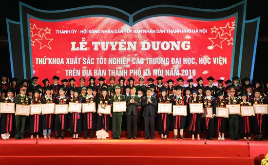 Hà Nội tuyên dương 86 thủ khoa xuất sắc Thủ đô năm 2019