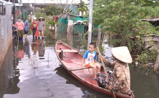 Mương thoát nước bị san lấp - người dân đi lại bằng ghe