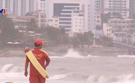 Nha Trang cấm du khách tắm biển do bão