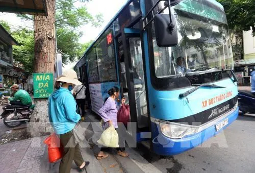 Hà Nội đẩy nhanh cấp thẻ cho người đi xe bus miễn phí