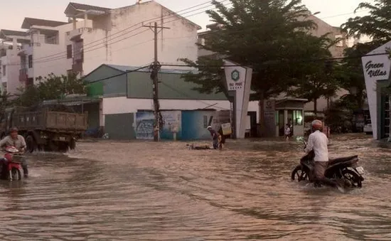 Triều cường gây ngập úng, người dân TP.HCM đi lại khó khăn