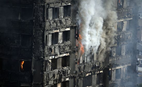 Gia đình các nạn nhân vụ cháy Grenfell phản đối kết quả điều tra