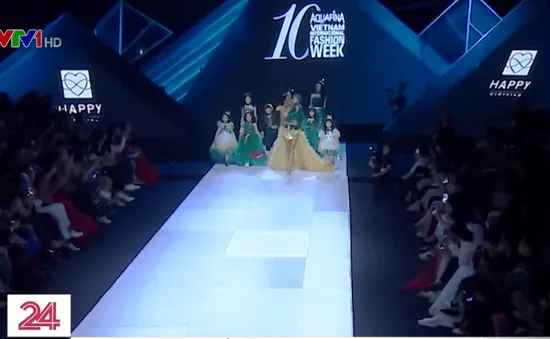 Cô bé vô gia cư tỏa sáng trên sàn catwalk