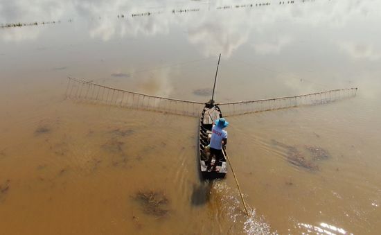 Nhọc nhằn nghề đẩy côn mùa nước nổi