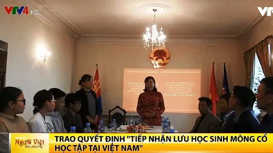 Trao quyết định "Tiếp nhận lưu học sinh Mông Cổ học tập tại Việt Nam"