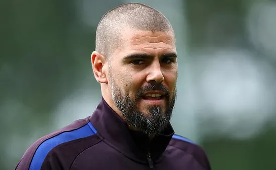 Victor Valdes lên kế hoạch rời đội trẻ Barcelona