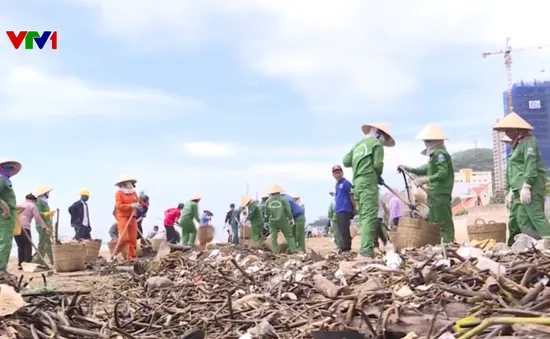 Hàng chục tấn rác đại dương trôi dạt vào bờ biển Vũng Tàu