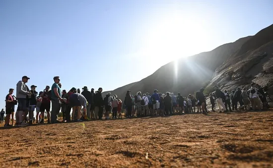 Australia đóng cửa di sản thế giới Uluru