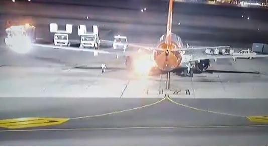 Máy bay Ukraine bốc cháy trên đường băng
