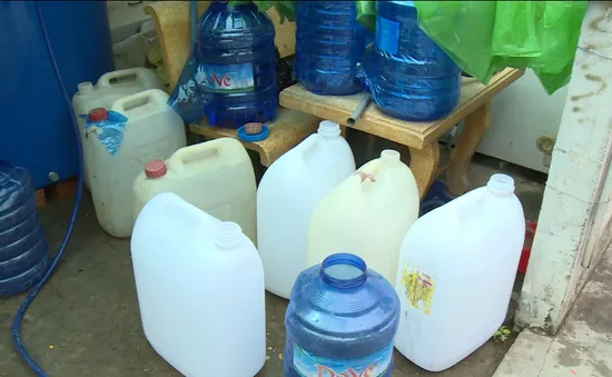 Hàng trăm hộ dân đảo lộn sinh hoạt vì thiếu nước sạch