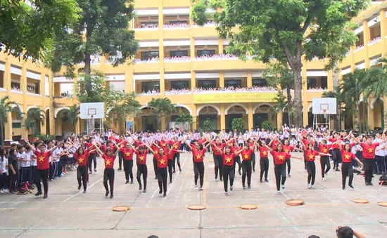 Thầy cô nhảy Flashmob tặng học trò