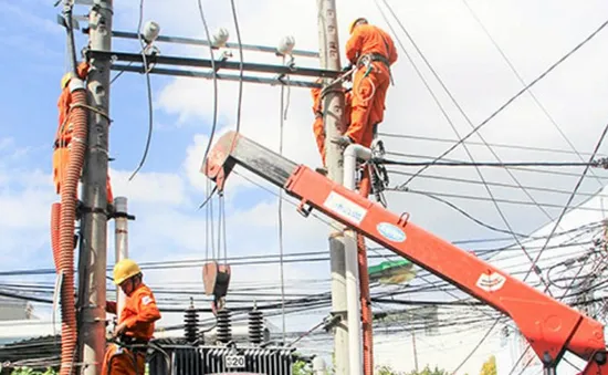 Khánh Hòa hỗ trợ khôi phục lưới điện vùng tâm bão