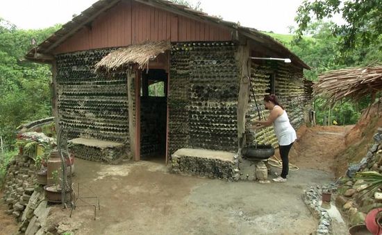 Brazil: Nhà làm từ 6.000 chai thủy tinh