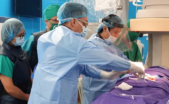 Nút mạch cầm máu điều trị cho sản phụ chửa trên vết mổ cũ