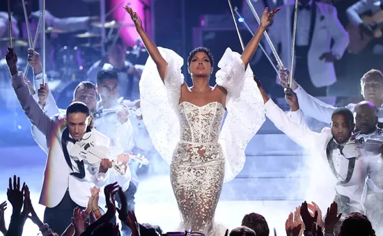 Trở lại lễ trao giải AMAs sau 25 năm, Toni Braxton trở thành tiêu điểm