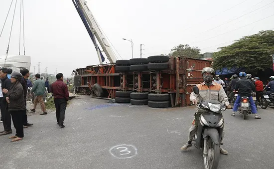 Tàu hỏa tông đứt đôi xe đầu kéo ở Thường Tín, Hà Nội