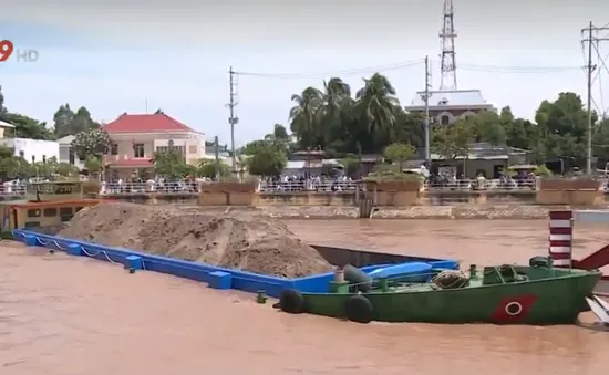 Cọc dừa, đăng đáy cá chực chờ "nuốt chửng" tàu ghe trên sông nước miền Tây