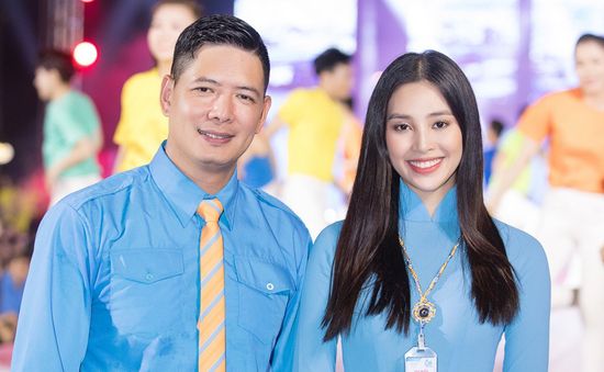 Hoa hậu Tiểu Vy sánh vai cùng diễn viên Bình Minh dự Đại hội đại biểu Hội LHTN TP.HCM
