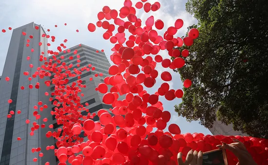 Brazil tràn ngập sắc đỏ bóng bay nhân Ngày Thế giới phòng chống HIV/AIDS