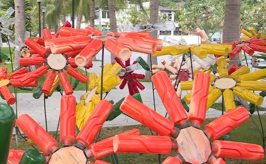 Khu vườn đặc biệt làm từ rác thải nhựa