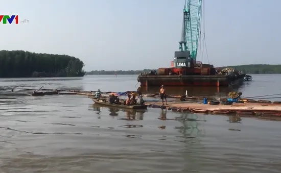 Tiếp tục tìm kiếm 2 thợ lặn mất tích lúc trục vớt tàu chìm