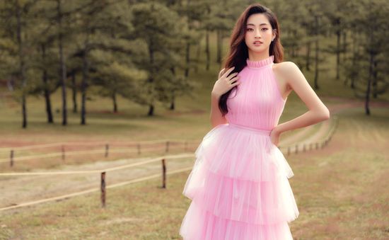 Hậu Miss World, Lương Thùy Linh “hóa nàng thơ” giữa đồi cỏ hồng Đà Lạt