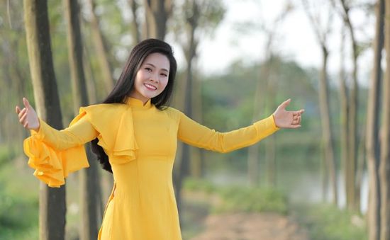 Lương Nguyệt Anh trổ tài vẽ trên gốm trong MV mới về quê hương Kinh Bắc