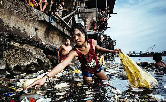 “Cô bé nhặt rác thải nhựa” đoạt giải Ảnh năm 2019 của UNICEF