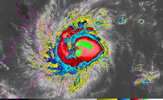 Hàng nghìn người Philippines sơ tán do bão Phanfone