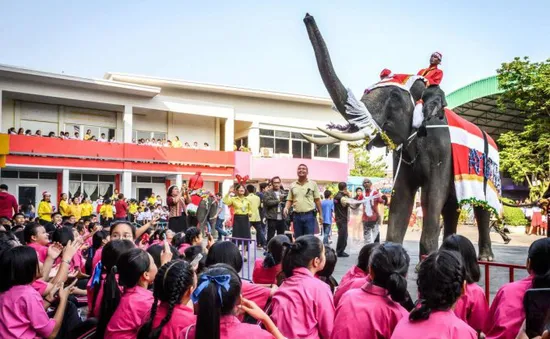 Ông già Noel voi tặng quà cho trẻ em Thái Lan