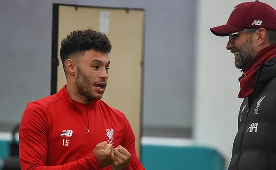 Liverpool tiếp tục gặp vấn đề với chấn thương của Oxlade-Chamberlain