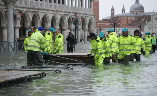 Venice, Italy nỗ lực dọn dẹp sau đợt triều cường lịch sử